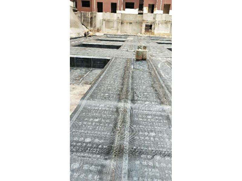 山西建筑公司订购的防水卷材施工现场